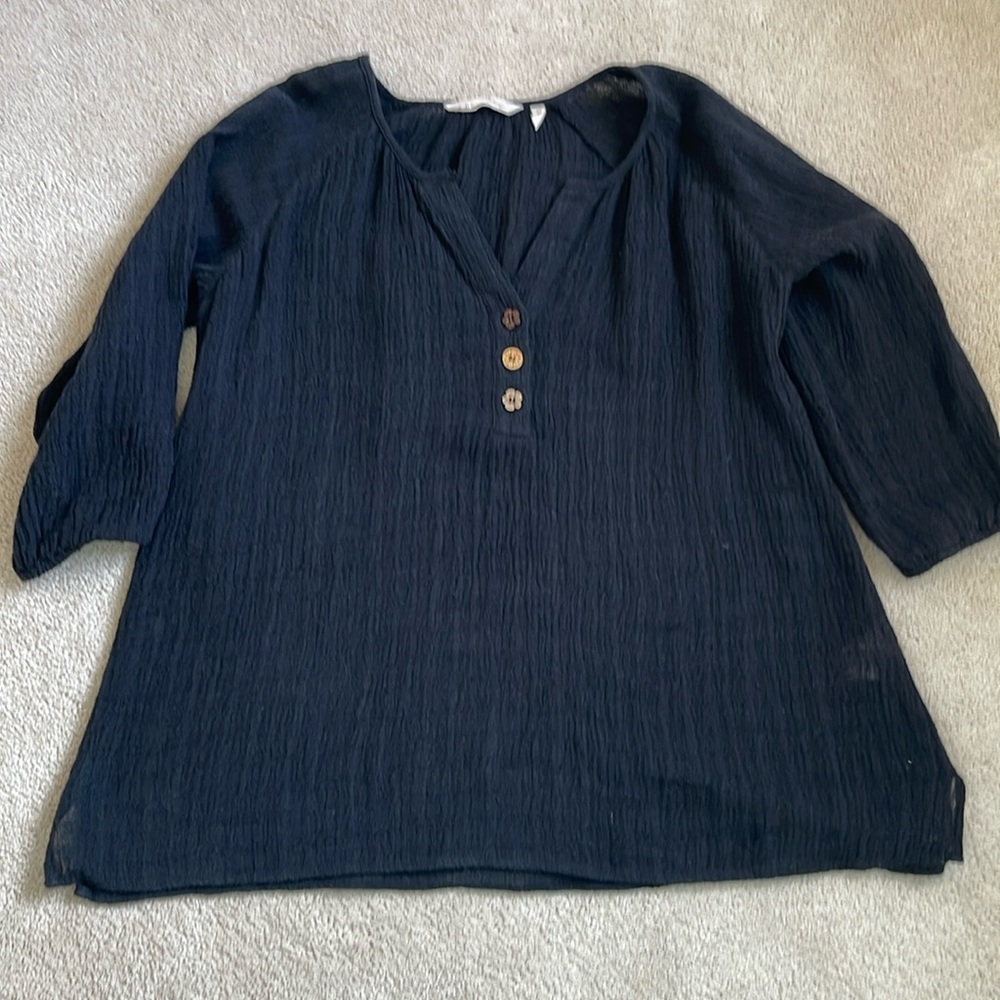 Sift Surroundings Petite  Black Crinkle Top